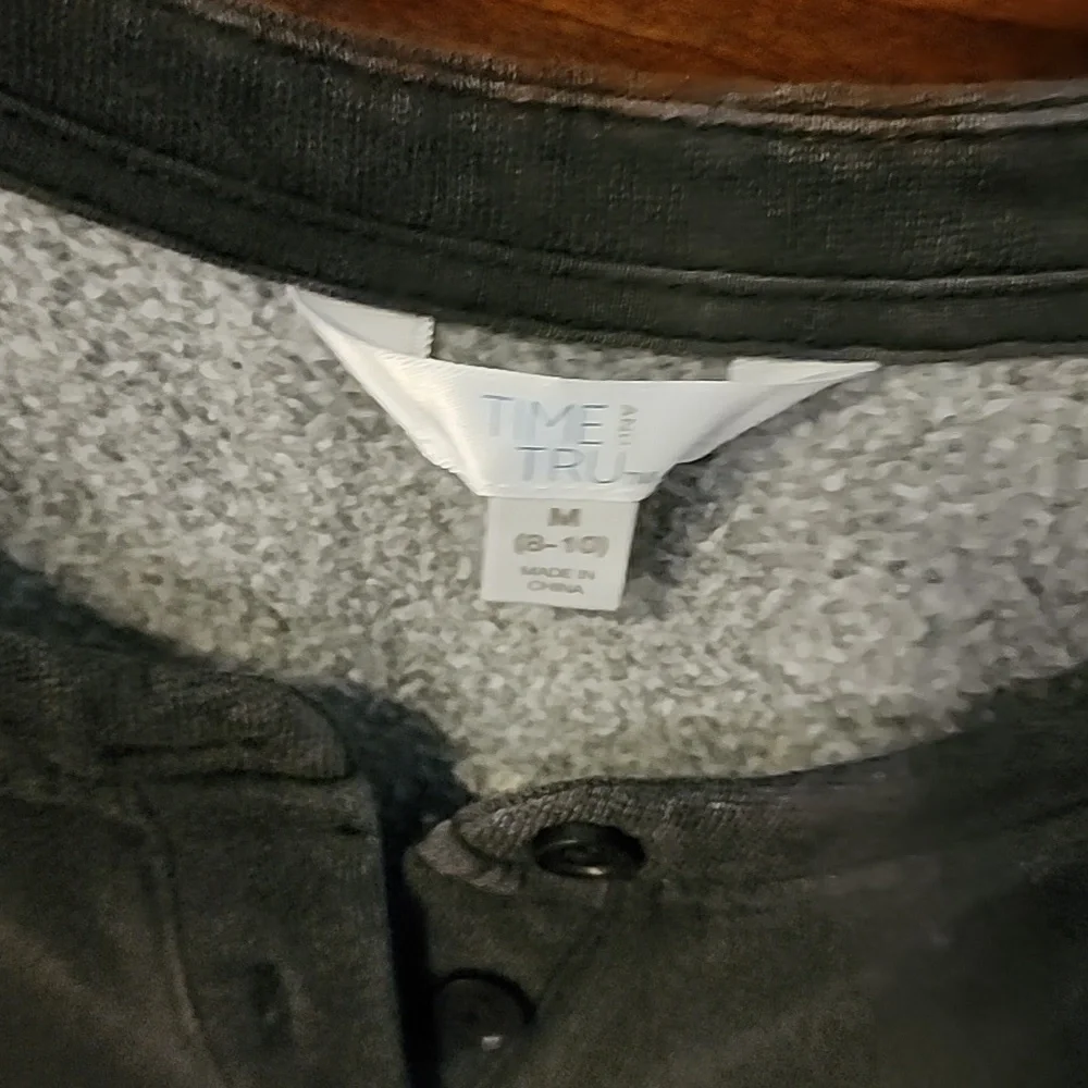 Time & Tru sweathirt - Picture 2 of 3